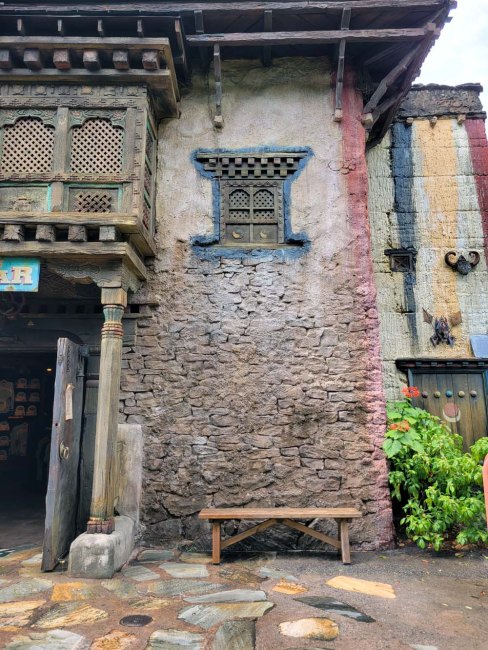 Animal Kingdom pic of Serka Zong Bazaar right side wall