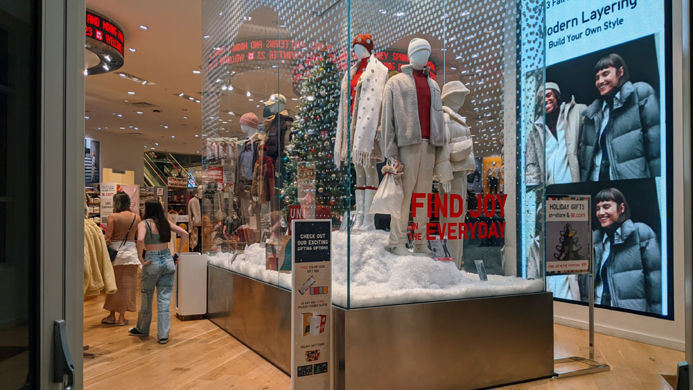 Disney Springs Uniqlo