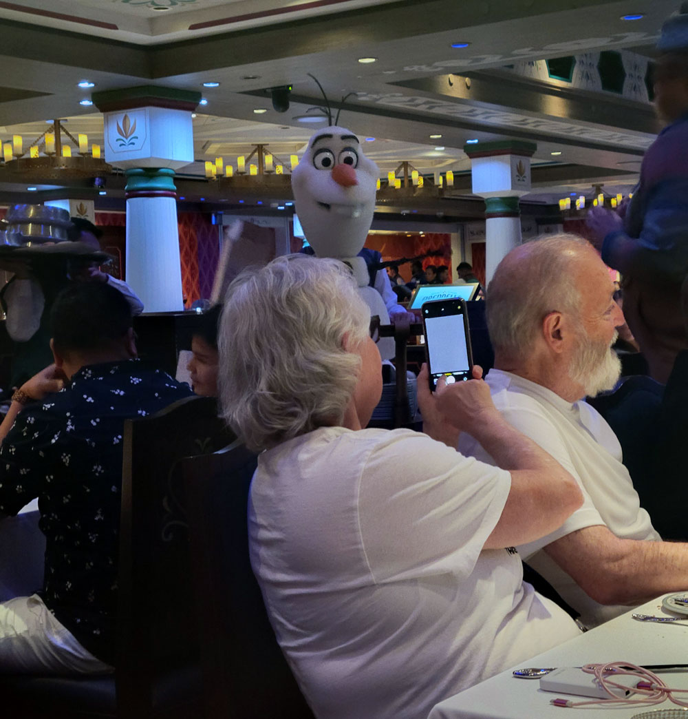 Disney Wish Arendelle dinner Olaf