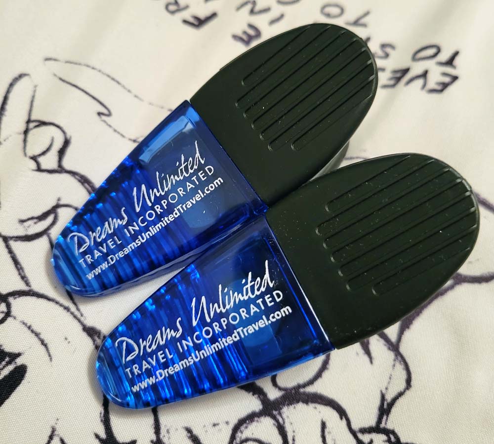 Dreams Unlimited Travel Agency - gift bag - magnetic clips